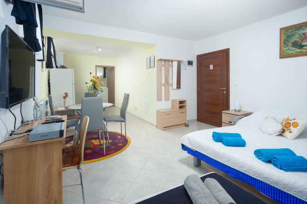 Apartment Zlatko โรวีน ภายนอก รูปภาพ